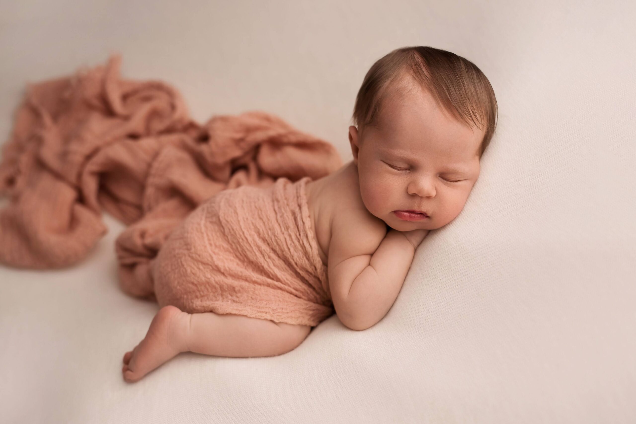 גילי ישנה על הצד עטופה באפרסק